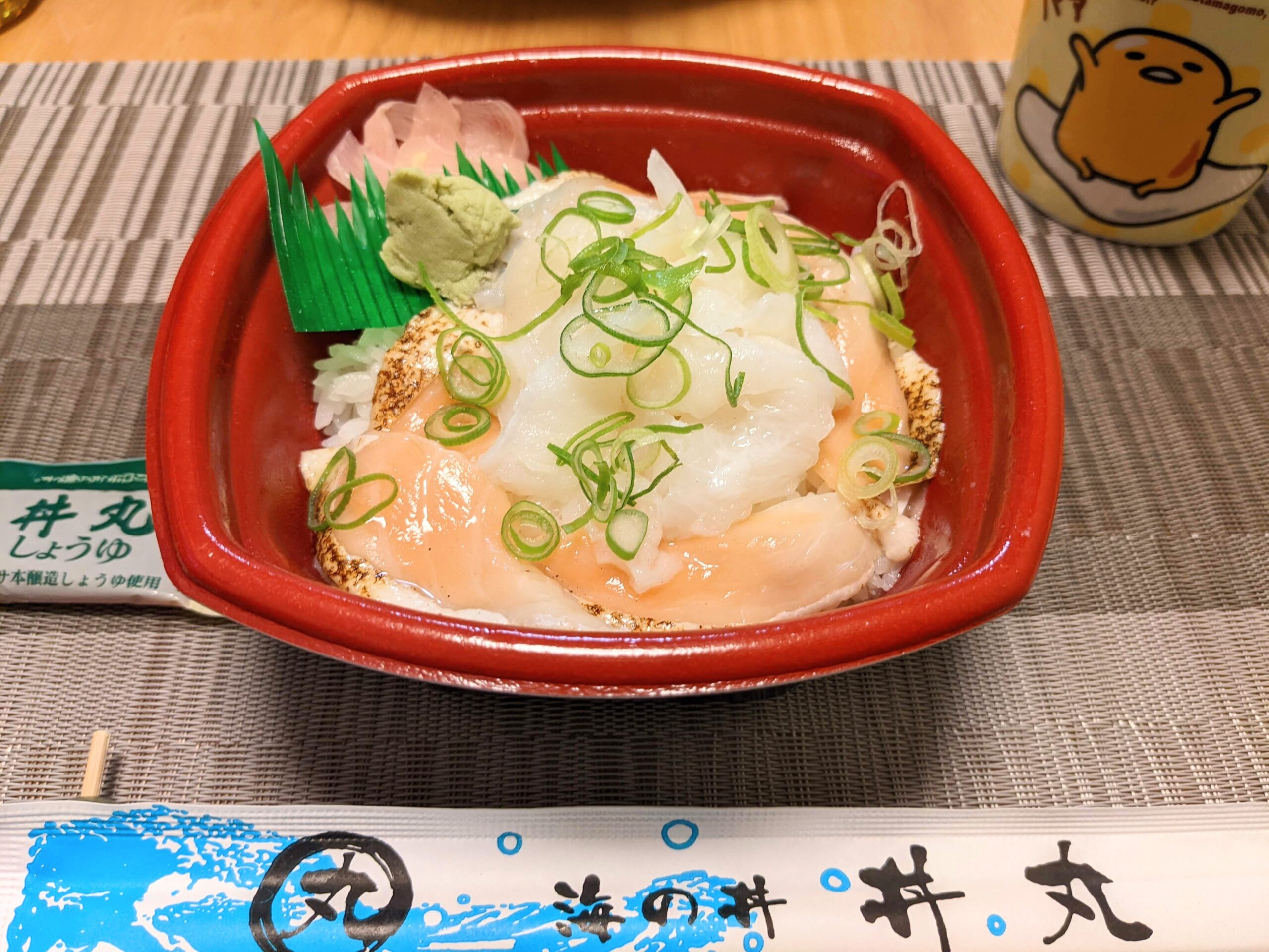 海鮮丼屋　丼丸の炙りトロサーモン縁側丼