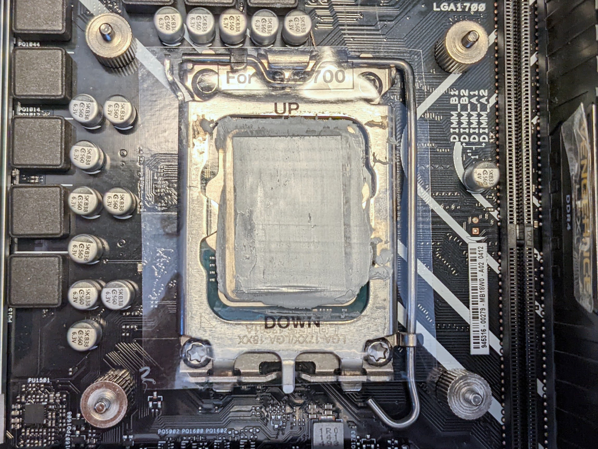 CPUクーラー交換　Intel Core i7　12世代　グリス塗布中